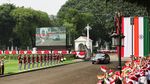 Pelukan Hangat Prabowo Sambut PM India di Istana Merdeka