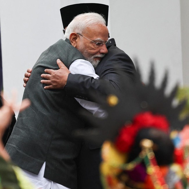 Pelukan Hangat Prabowo Sambut PM India di Istana Merdeka