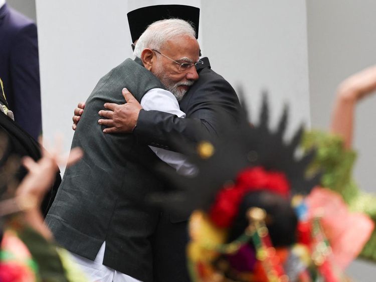 Pelukan Hangat Prabowo Sambut PM India di Istana Merdeka