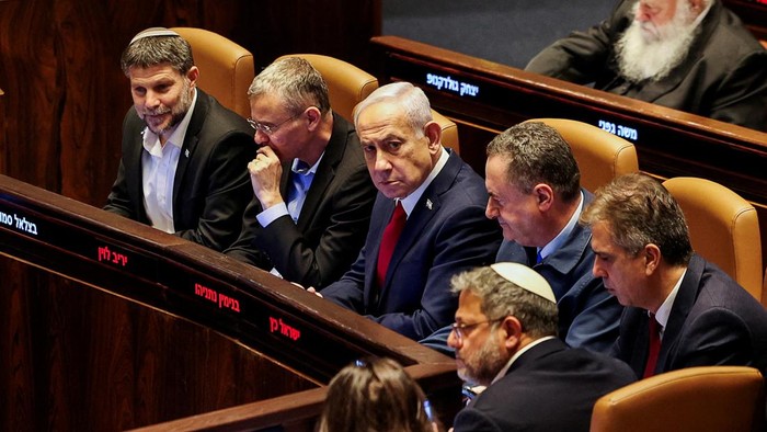 PM Israel Benjamin Netanyahu didampingi jajaran menterinya, termasuk Menteri Keuangan Bezalel Smotrich (paling kiri) dan Menteri Keamanan Nasional Itamar Ben-Gvit (kedua dari kanan) (dok. REUTERS/Ronen Zvulun) 