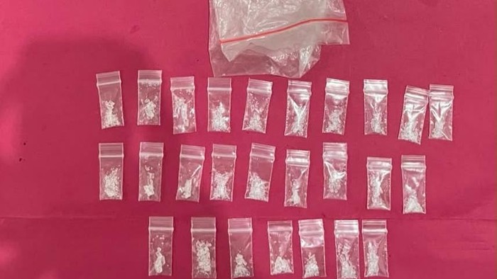 Polda Riau menggerebek kampung narkoba di Pekanbaru dan menyita puluhan paket sabu siap edar, Kamis (2/7/2026).