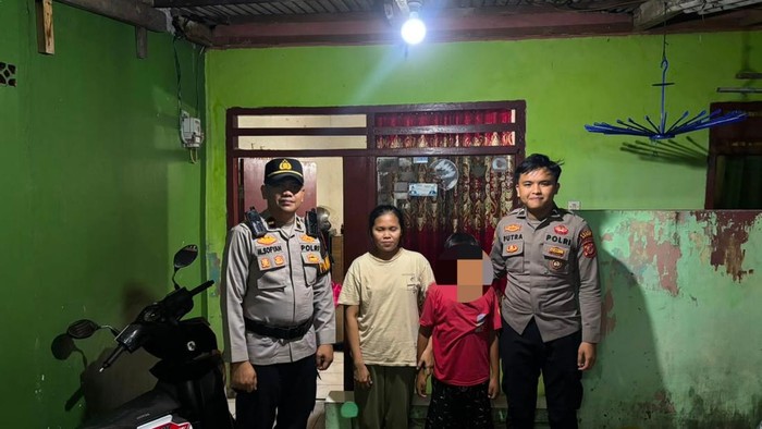 Polisi antar pulang anak yang terpisah dari orang tuanya di Stadion Pakansari (Dok istimewa)