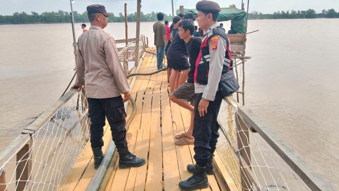 Polisi memperluas area pencarian pria yang diduga diterkam buaya di Banyuasin