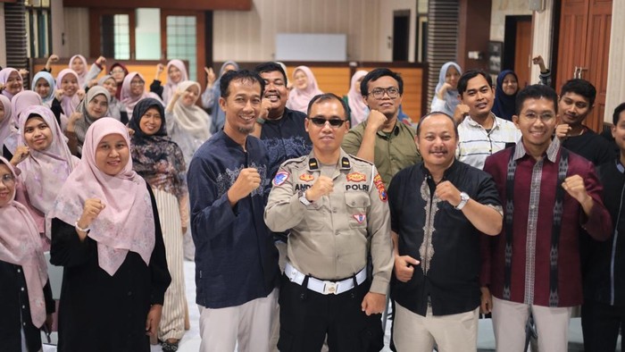 Satlantas Polres Gresik menggandeng para guru SD Muhammadiyah 1 Gresik untuk menanamkan budaya tertib berlalu lintas sejak dini