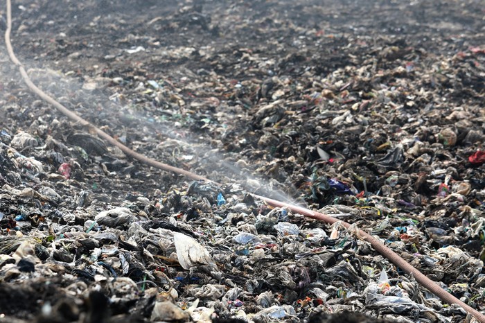 Ppemadaman kebakaran TPA Jatiwaringin Tangerang mencapai progres 45% dari total 14 hektare lahan terbakar. Segala upaya dilakukan petugas gabungan. (dok BNPB) Ppemadaman kebakaran TPA Jatiwaringin Tangerang mencapai progres 45% dari total 14 hektare lahan terbakar. Segala upaya dilakukan petugas gabungan. (dok BNPB)