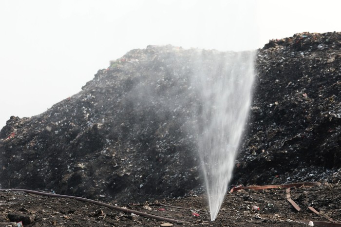 Ppemadaman kebakaran TPA Jatiwaringin Tangerang mencapai progres 45% dari total 14 hektare lahan terbakar. Segala upaya dilakukan petugas gabungan. (dok BNPB) Ppemadaman kebakaran TPA Jatiwaringin Tangerang mencapai progres 45% dari total 14 hektare lahan terbakar. Segala upaya dilakukan petugas gabungan. (dok BNPB)