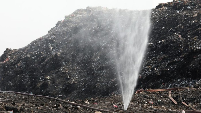 Ppemadaman kebakaran TPA Jatiwaringin Tangerang mencapai progres 45% dari total 14 hektare lahan terbakar. Segala upaya dilakukan petugas gabungan. (dok BNPB)