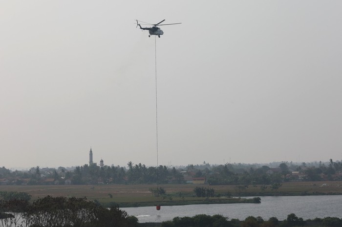 Ppemadaman kebakaran TPA Jatiwaringin Tangerang mencapai progres 45% dari total 14 hektare lahan terbakar. Segala upaya dilakukan petugas gabungan. (dok BNPB) Ppemadaman kebakaran TPA Jatiwaringin Tangerang mencapai progres 45% dari total 14 hektare lahan terbakar. Segala upaya dilakukan petugas gabungan. (dok BNPB)