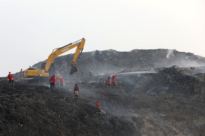 Ppemadaman kebakaran TPA Jatiwaringin Tangerang mencapai progres 45% dari total 14 hektare lahan terbakar. Segala upaya dilakukan petugas gabungan. (dok BNPB) Ppemadaman kebakaran TPA Jatiwaringin Tangerang mencapai progres 45% dari total 14 hektare lahan terbakar. Segala upaya dilakukan petugas gabungan. (dok BNPB)