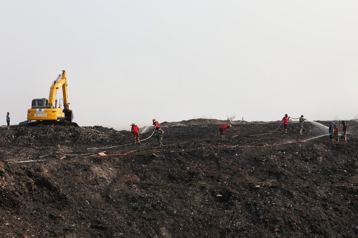 Ppemadaman kebakaran TPA Jatiwaringin Tangerang mencapai progres 45% dari total 14 hektare lahan terbakar. Segala upaya dilakukan petugas gabungan. (dok BNPB) Ppemadaman kebakaran TPA Jatiwaringin Tangerang mencapai progres 45% dari total 14 hektare lahan terbakar. Segala upaya dilakukan petugas gabungan. (dok BNPB)