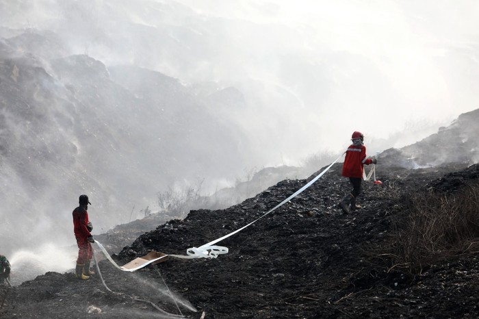 Ppemadaman kebakaran TPA Jatiwaringin Tangerang mencapai progres 45% dari total 14 hektare lahan terbakar. Segala upaya dilakukan petugas gabungan. (dok BNPB) Ppemadaman kebakaran TPA Jatiwaringin Tangerang mencapai progres 45% dari total 14 hektare lahan terbakar. Segala upaya dilakukan petugas gabungan. (dok BNPB)