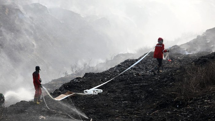 Ppemadaman kebakaran TPA Jatiwaringin Tangerang mencapai progres 45% dari total 14 hektare lahan terbakar. Segala upaya dilakukan petugas gabungan. (dok BNPB)