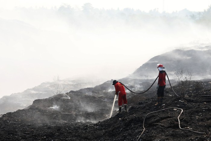 Ppemadaman kebakaran TPA Jatiwaringin Tangerang mencapai progres 45% dari total 14 hektare lahan terbakar. Segala upaya dilakukan petugas gabungan. (dok BNPB) Ppemadaman kebakaran TPA Jatiwaringin Tangerang mencapai progres 45% dari total 14 hektare lahan terbakar. Segala upaya dilakukan petugas gabungan. (dok BNPB)