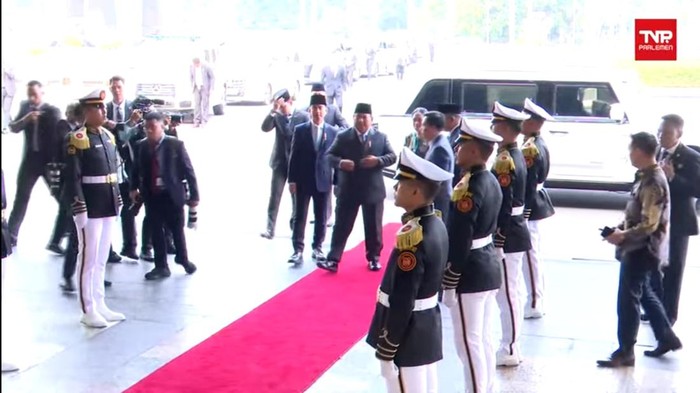 Prabowo dan Gibran tiba di gedung DPR menjelang kedatangan Modi. (Dok. YouTube DPR)