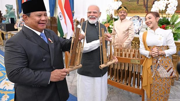 Pramowo Momen kebersamaan Prabowo dengan PM Modi mainkan angklung di Istana Merdeka.