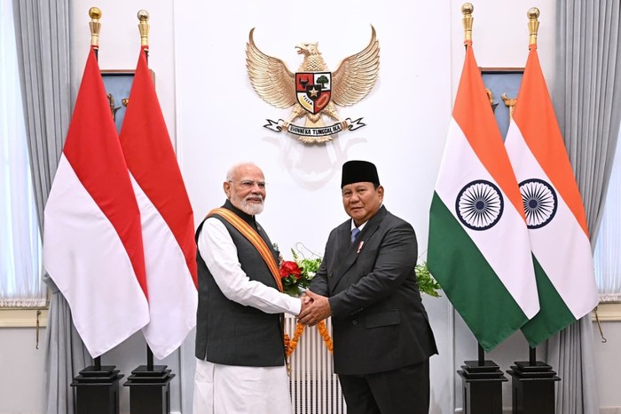 Presiden Prabowo memberi tanda kehormatan Bintang Republik Indonesia Adipurna ke PM India Narendra Modi.
