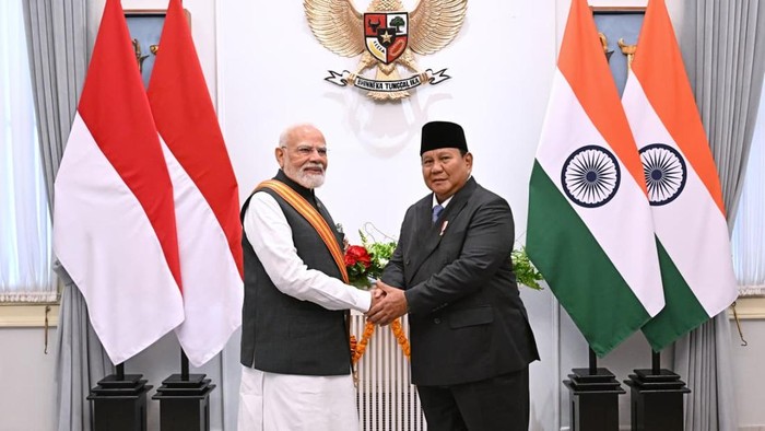 Presiden Prabowo memberi tanda kehormatan Bintang Republik Indonesia Adipurna ke PM India Narendra Modi.