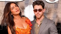 Kebersamaan Priyanka Chopra dan Nick Jonas seakan jadi bukti gak ada tuh isu cerai. (Foto: WWD via Getty Images/Swan Gallet)