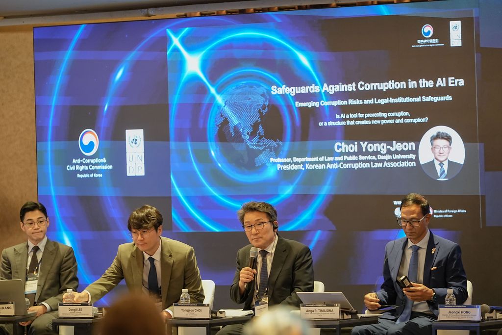 Profesor Profesor Choi Yong-Jeon, Guru Besar Hukum dan Pelayanan Publik Daejin University (dua dari kanan) dalam acara International Anti-Corruption Forum (IACF) 2026.Choi Yong-Jeon, Guru Besar Hukum dan Pelayanan Publik Daejin University (dua dari kanan dalam acara Profesor Choi Yong-Jeon, Guru Besar Hukum dan Pelayanan Publik Daejin University (dua dari kanan) dalam acara International Anti-Corruption Forum (IACF) 2026.