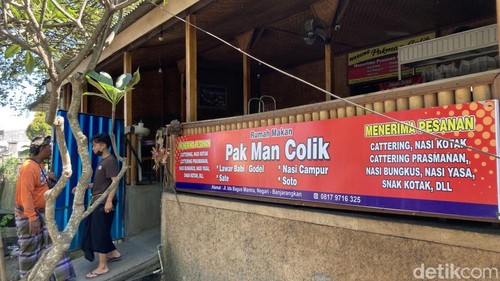 Putra sulung Man Colik , I Gede Rangga Winata mengurus warung lawar godel yang ditinggal ayahnya, di Desa Negari, Kecamatan Banjarangkan, Klungkung, Bali, Selasa (7/7/2026).