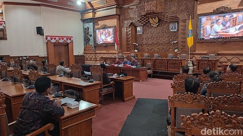 Rapat kerja Pansus VII dengan eksekutif yang membahas terkait Raperda Kota Denpasar tentang pertanggungjawaban APBD Kota Denpasar tahun anggaran 2025, Selasa (7/7/2026). (Ahmad Firizqi Irwan/detikBali).