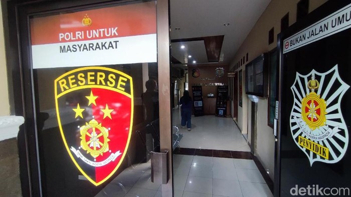 Rekaman CCTV saat pria diduga melakukan tindakan pelecehan kepada seorang guru SD di Ciamis.
