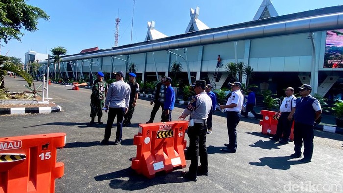 Rekayasa lalu lintas di sekitar Bandara Husein Sastranegara, Kota Bandung, Selasa (7/7/2026)