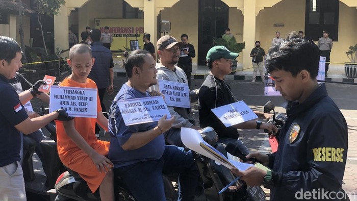 Rekonstruksi kasus pembunuhan pelajar inisial AA (18) di dekat SMAN 3 Jogja di Mapolresta Jogja, Selasa (7/7/2026).