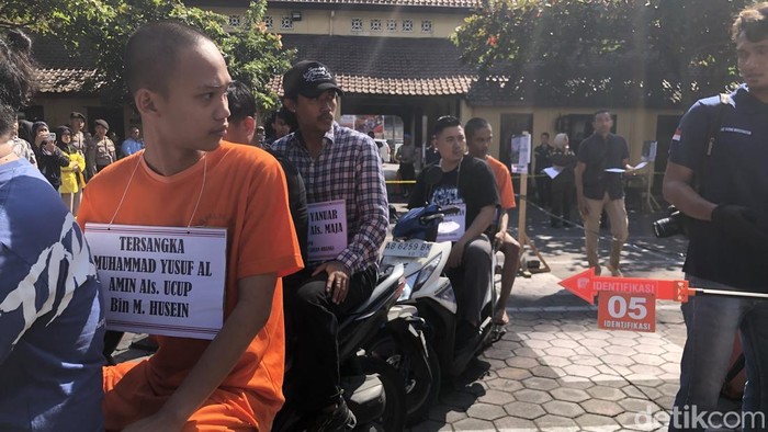 Rekonstruksi kasus pembunuhan pelajar inisial AA (18) di dekat SMAN 3 Jogja di Mapolresta Jogja, Selasa (7/7/2026).
