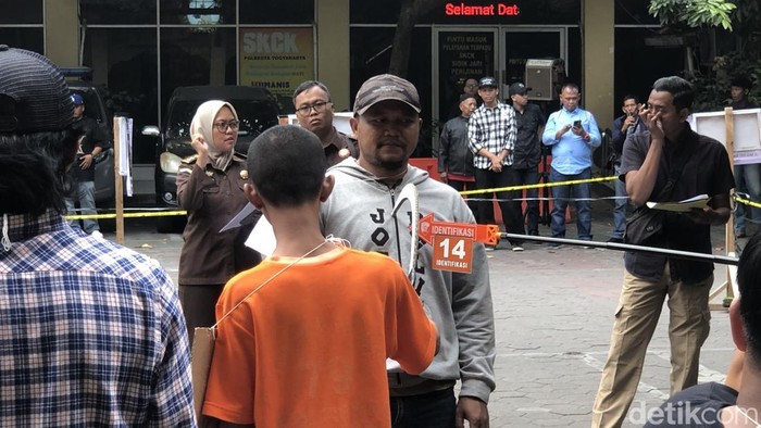 Rekonstruksi kasus pembunuhan pelajar inisial AA (18) di dekat SMAN 3 Jogja di Mapolresta Jogja, Selasa (7/7/2026).