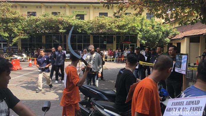 Rekonstruksi kasus pembunuhan pelajar inisial AA (18) di dekat SMAN 3 Jogja di Mapolresta Jogja, Selasa (7/7/2026).