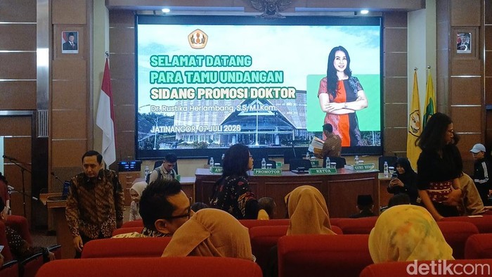 Rustika Nur Istiqomah atau Rustika Herlambang resmi menyandang gelar doktor dari Universitas Padjadjaran (Unpad) setelah berhasil mempertahankan disertasinya yang menyoroti dinamika komunikasi digital dalam isu Ibu Kota Nusantara (IKN)