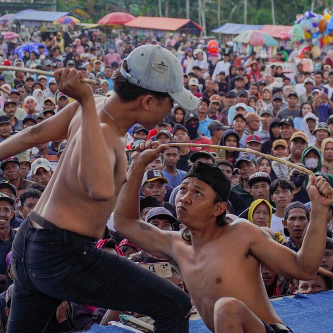 Sabet Rotan Demi Tradisi, Ojung Kembali Meriahkan Lumajang