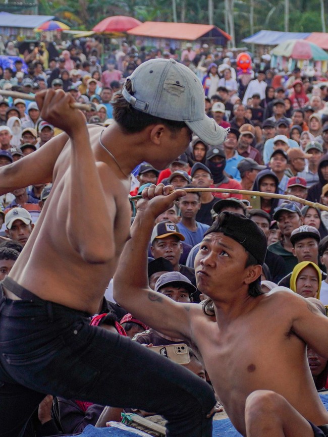 Sabet Rotan Demi Tradisi, Ojung Kembali Meriahkan Lumajang