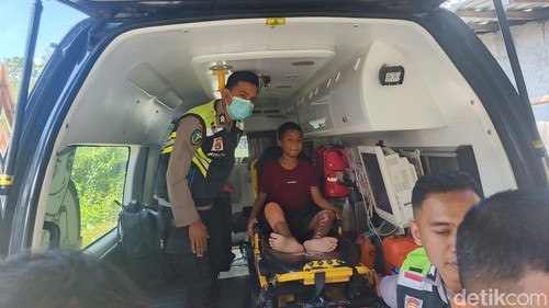 Sahid Al Hidri saat berada di atas mobil ambulans ketika menuju RS Bhayangkara untuk dirawat.