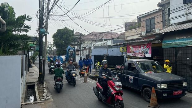 Satu lajur jalan di Jalan Assirot, Kebon Jeruk, Jakarta Barat (Jakbar) amblas dan viral di medsos. Petugas kini memperbaiki jalan amblas tersebut. (Adhfar/detikcom) Satu lajur jalan di Jalan Assirot, Kebon Jeruk, Jakarta Barat (Jakbar) amblas dan viral di medsos. Petugas kini memperbaiki jalan amblas tersebut. (Adhfar/detikcom)