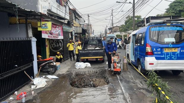 Satu lajur jalan di Jalan Assirot, Kebon Jeruk, Jakarta Barat (Jakbar) amblas dan viral di medsos. Petugas kini memperbaiki jalan amblas tersebut. (Adhfar/detikcom) Satu lajur jalan di Jalan Assirot, Kebon Jeruk, Jakarta Barat (Jakbar) amblas dan viral di medsos. Petugas kini memperbaiki jalan amblas tersebut. (Adhfar/detikcom)