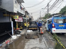 Petugas SDA Ungkap Jalan Assirot Jakbar Amblas Akibat Korosi