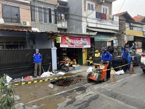 Viral Jalan Assirot Jakbar Amblas, Lubang Cukup Dalam