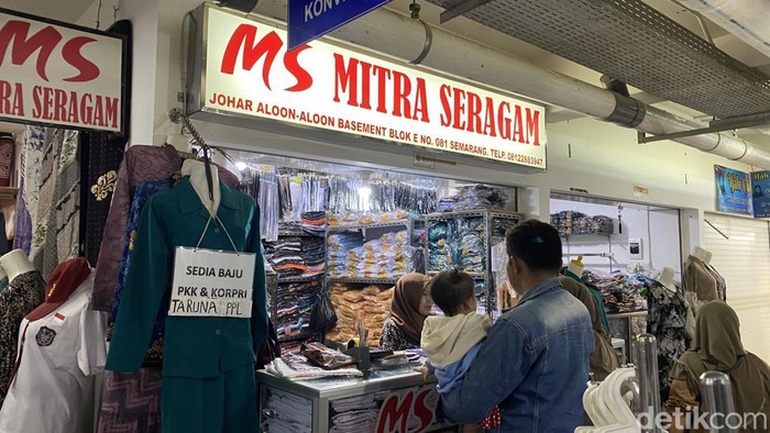 Suasana pembeli seragam di Pasar Johar, Kecamatan Semarang Tengah, Kota Semarang, Selasa (7/7/2026).