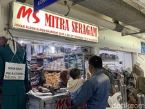 Toko Seragam di Pasar Johar Semarang Diserbu Warga Jelang Masuk Sekolah