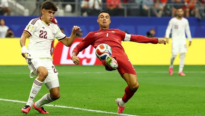 Soccer Football - FIFA World Cup 2026 - Round of 16 - Portugal v Spain - Dallas Stadium, Arlington, Texas, U.S. - July 6, 2026 Spains Pau Cubarsi in action as Portugals Cristiano Ronaldo shoots at goal REUTERS/Kai Pfaffenbach