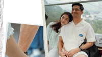 Surya Insomnia mengungkapkan hal unik dalam pemilihan destinasi liburan bareng istri dan anak-anak kali ini. Hasil vote sekeluarga akhirnya kita kesini, seru juga belajar dengerin anak dan bebasin mereka punya pendapatnya sendiri. Pake pulpen diputer mau kemana kita.. lima suara, lima kali puter, lesgow…! tulisnya dilihat di Instagram, Rabu (8/7/2026). (Foto: dok Instagram suryainsomnia / gradykayzel)