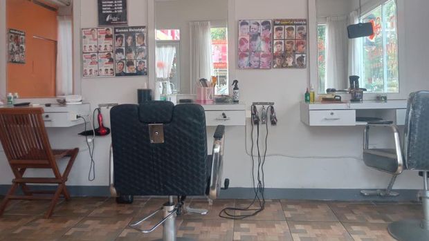 Tampak bagian dalam barbershop di kawasan BSD, Tangerang Selatan juga sepi. (Dok Istimewa) Tampak bagian dalam barbershop di kawasan BSD, Tangerang Selatan juga sepi. (Dok Istimewa)
