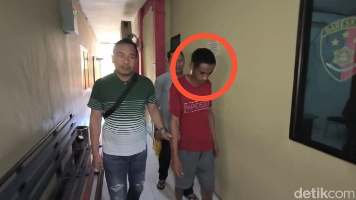 Tampang pria inisial AD (42) pembunuh Andrerias Umbujala (54) pakai cangkul di kamar kos, Makassar.