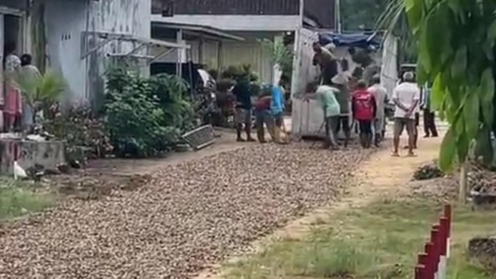 Tangkap layar video warga Lampung Timur memperbaiki jalan dengan cangkang kerang