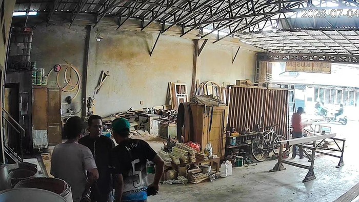 Tangkapan layar video viral pemalakan dam intimidasi toko mebel di Cimareme