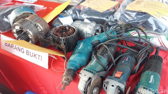 Barang bukti dinamo yang sudah dibongkar dan diambil tembaganya oleh tersangka.