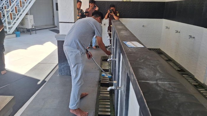 Terdakwa WA membersihkan masjid sebagai hukuman pidana kasus penelantaran anak (Foto: Kejari Banda Aceh)