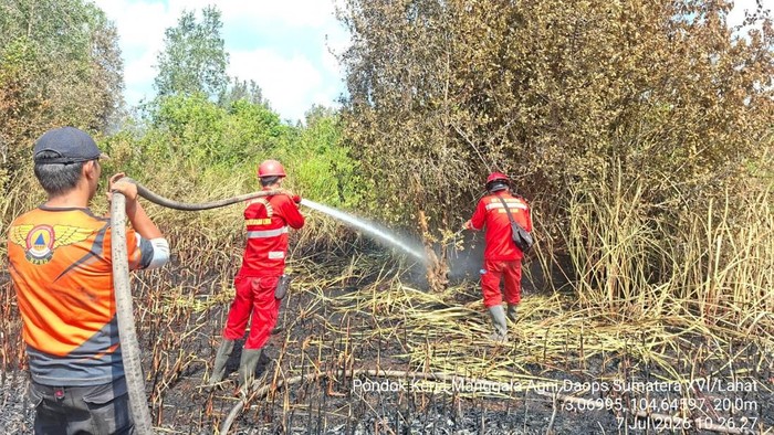 Tim Manggala Agni saat memadamkan karhutla di Muara Enim